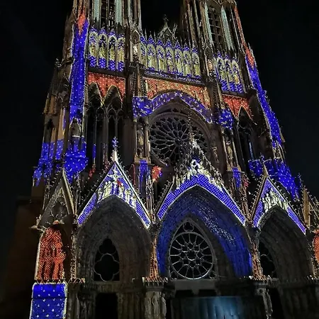 Centre Cathedrale Avec Balcon Reims