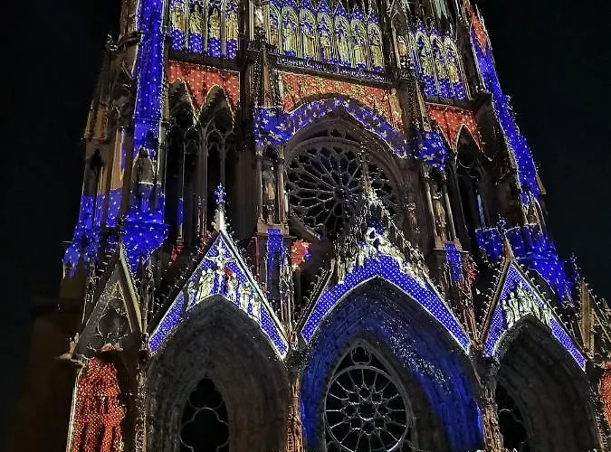 Centre Cathedrale Avec Balcon Reims
